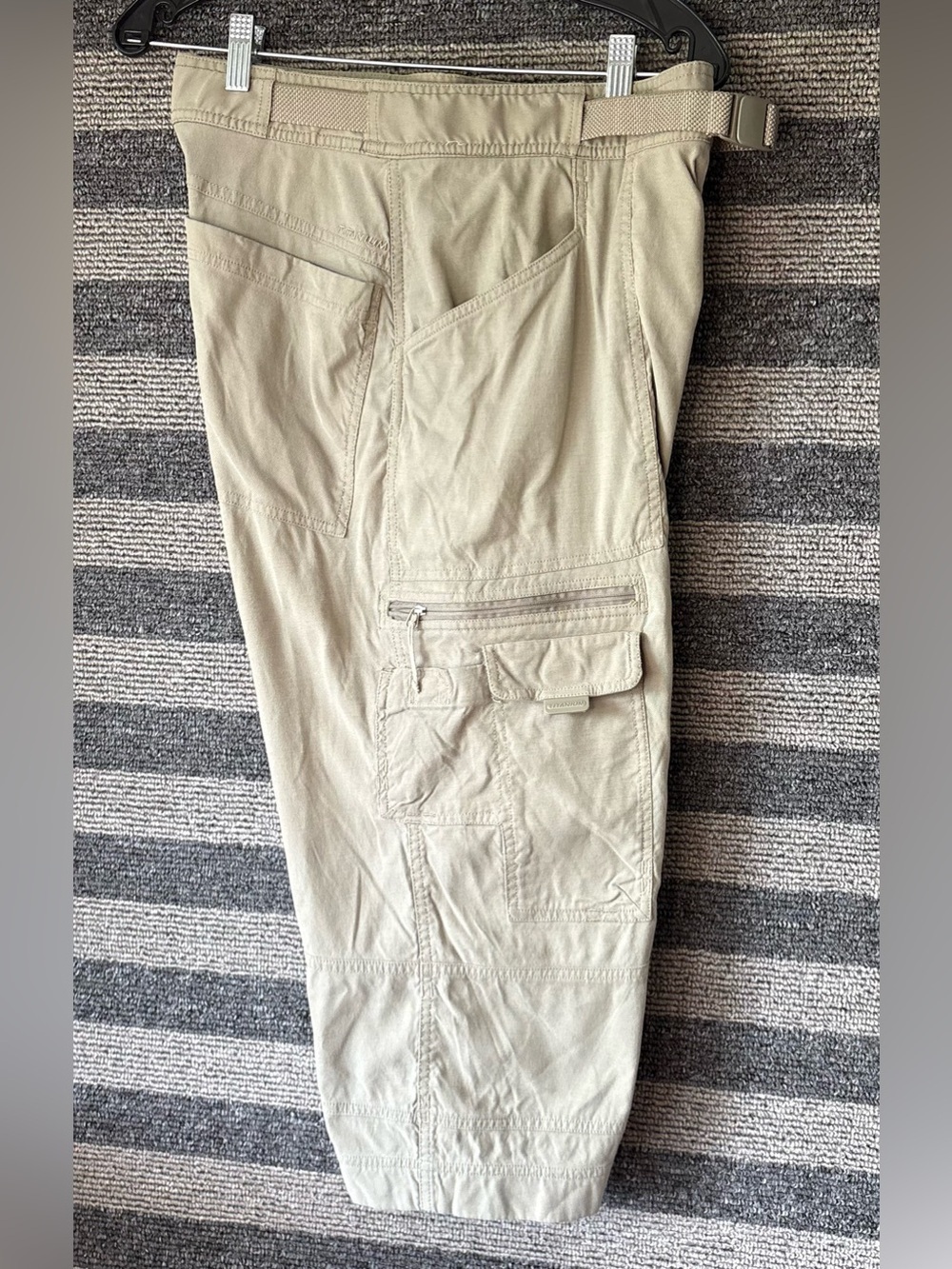 Columbia Sportswear Men's Cargo Capri Hiking Pants Light Khaki Size 34 EUC